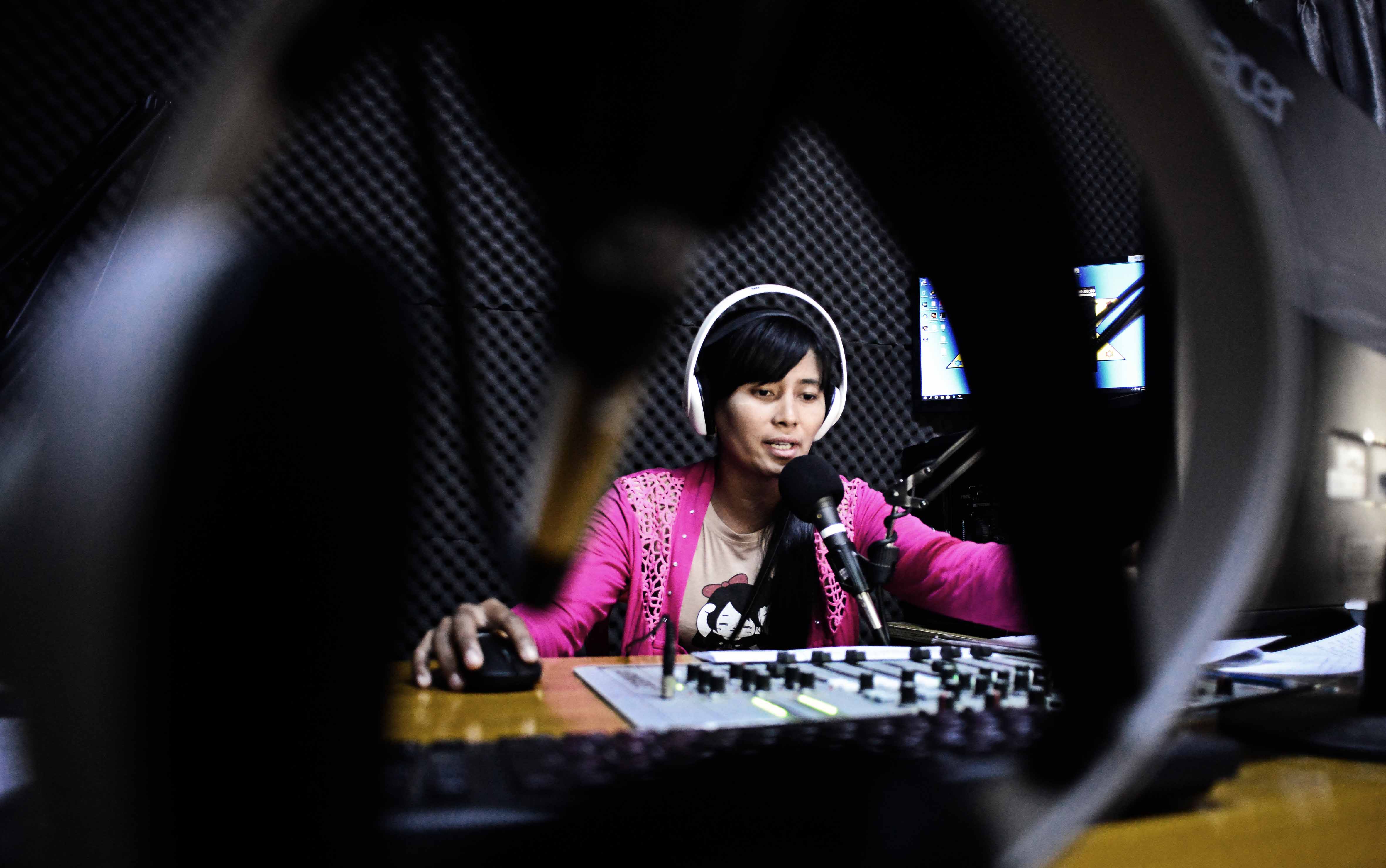 Radio presenter Photo: Chris Peken Myanmar for UNESCO WPFC2020