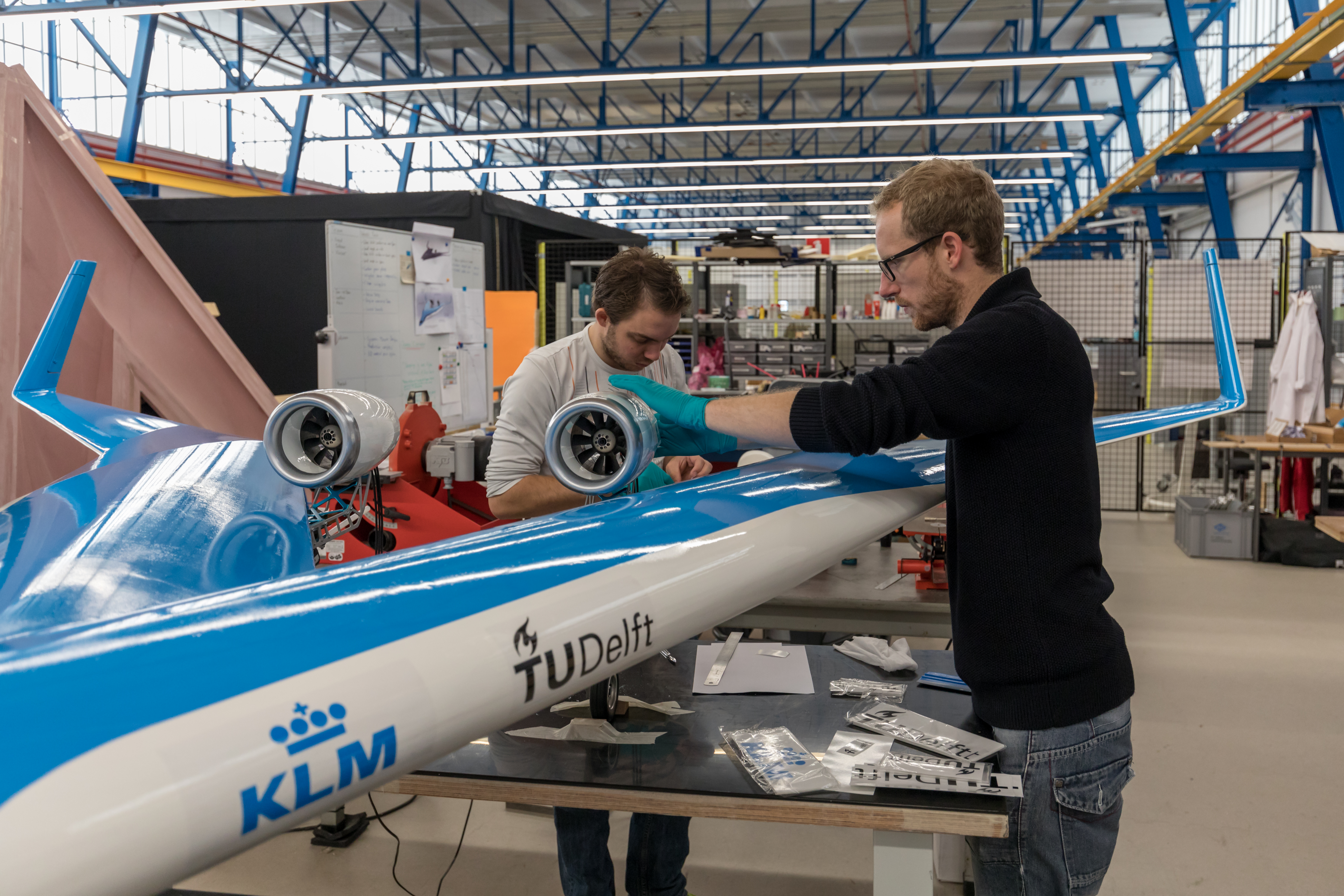 Working on the Flying-V scale model (photo: Henri Werij)