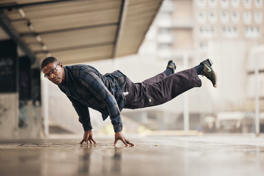 Maikel Walker breakdancing 