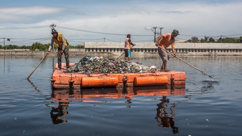 Men fishin for waste in Jarkarta Photo Carel de Groot