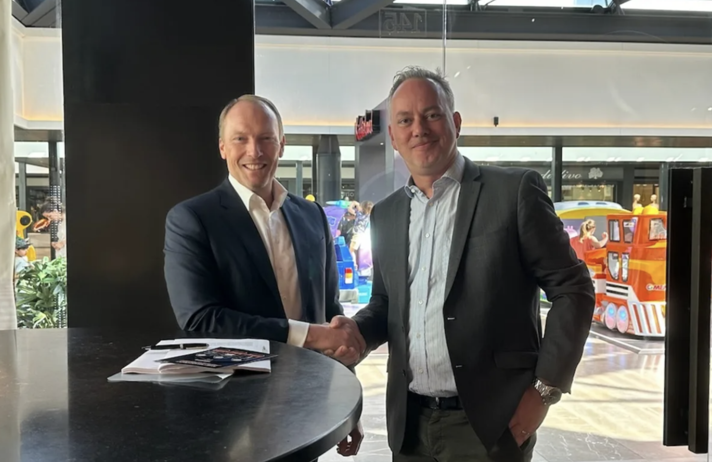CEO's from aXite and DTACT shaking hands