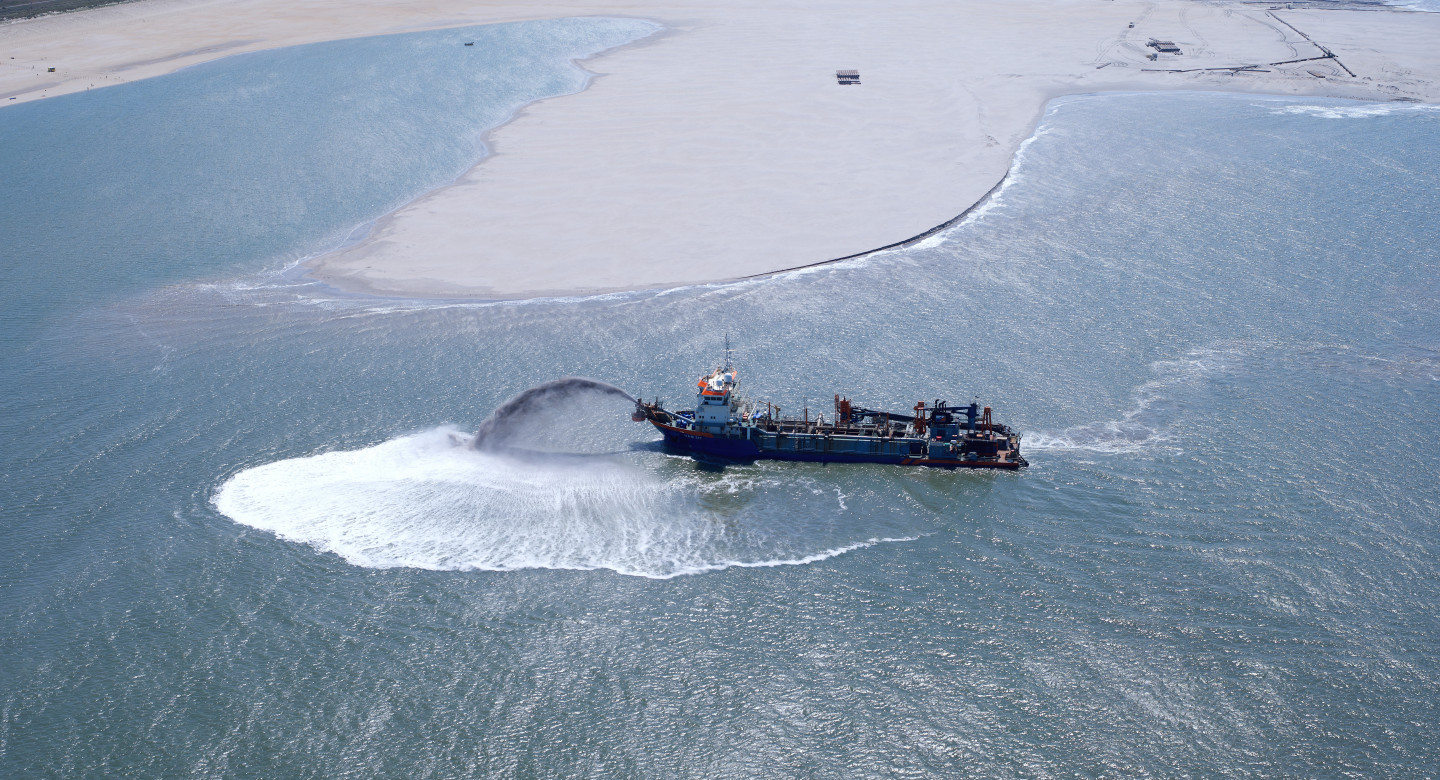 Dredging vessel shifting sand to the Sand Motor