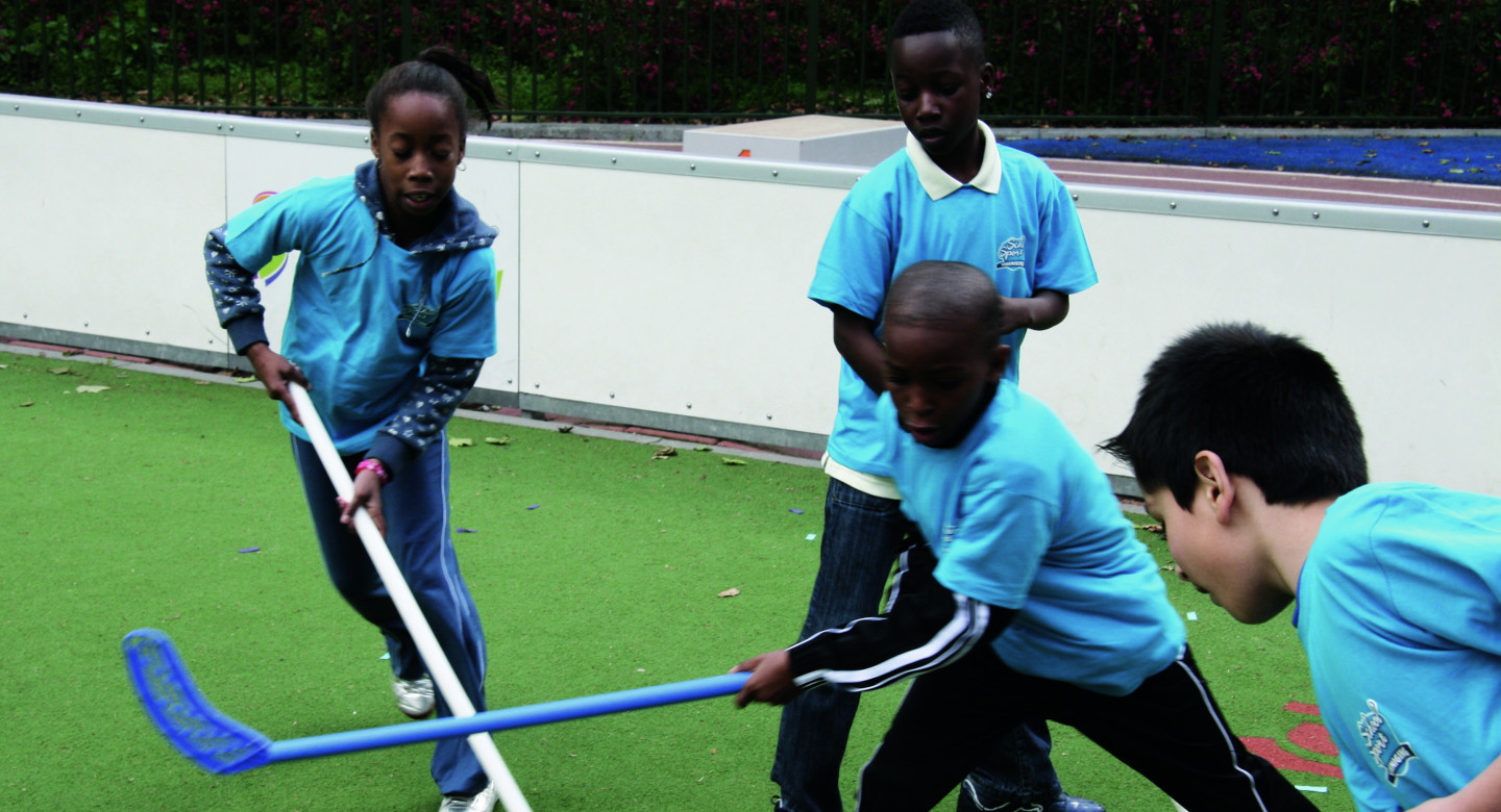 Children playing field hockey - Fotografie van der Graaf