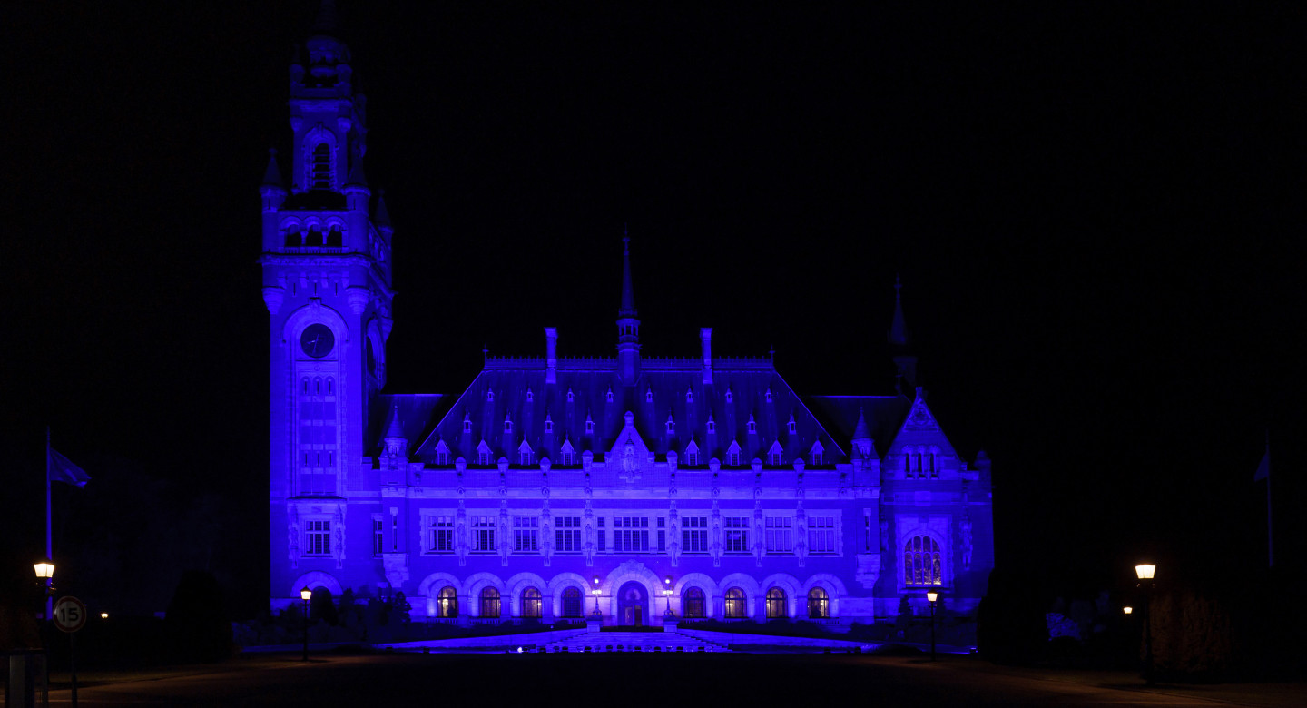External shot of the Peace Palace flooded in blue light - Photo by Martijn Beekman / Gemeente Den Haag