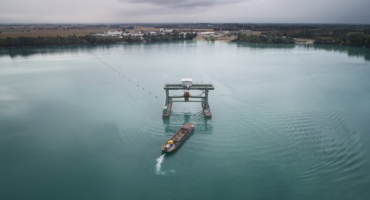 Clamshell dredger