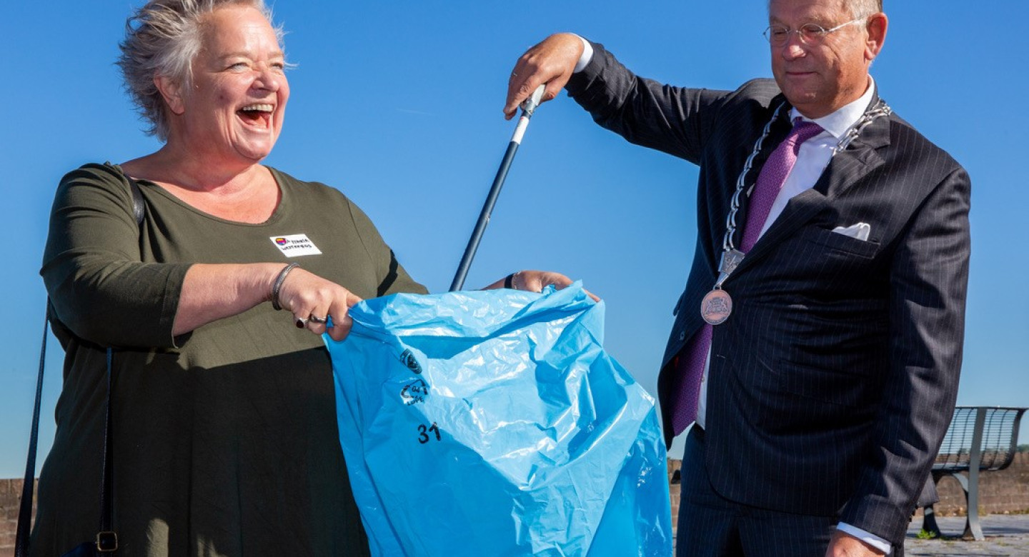 Maria Westerbos and Mayor of Zaltbommel