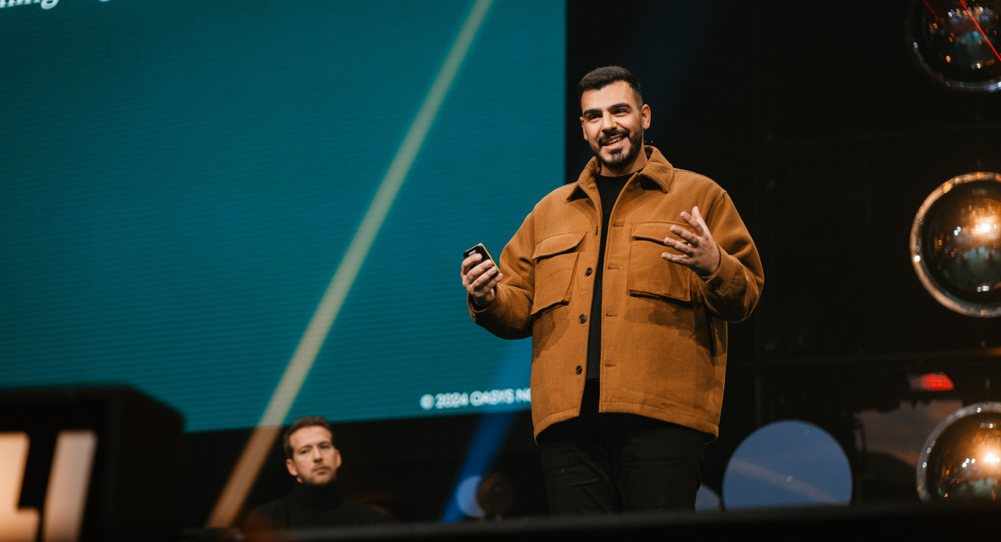 Nima Salami pitching at slush 100 competition