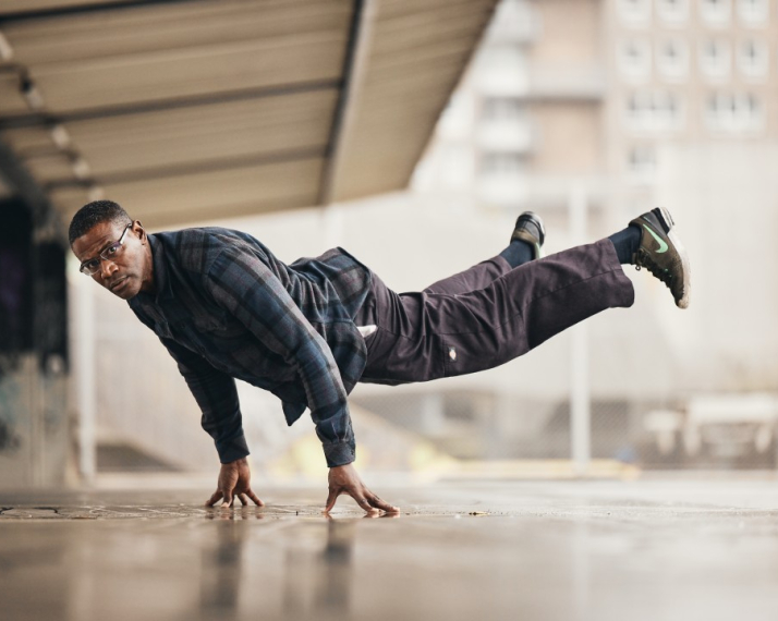 Maikel Walker breakdancing