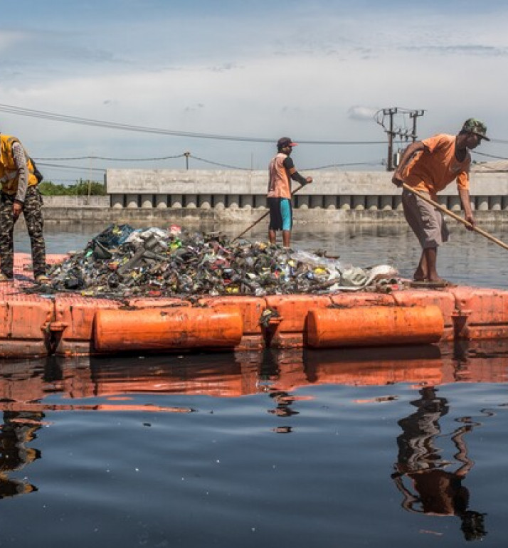 Men fishing for waste in Jarkarta Photo Carel de Groot