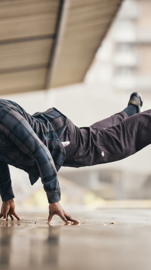 Maikel Walker breakdancing