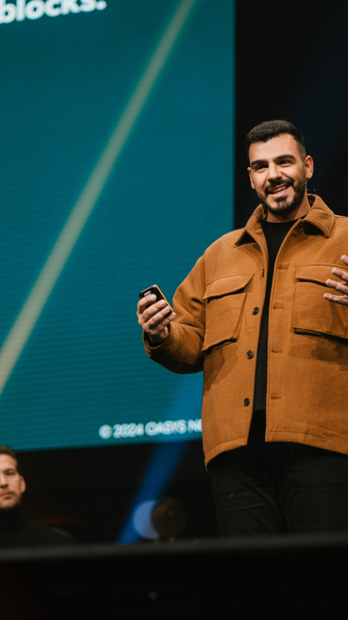 Nima Salami pitching at slush 100 competition