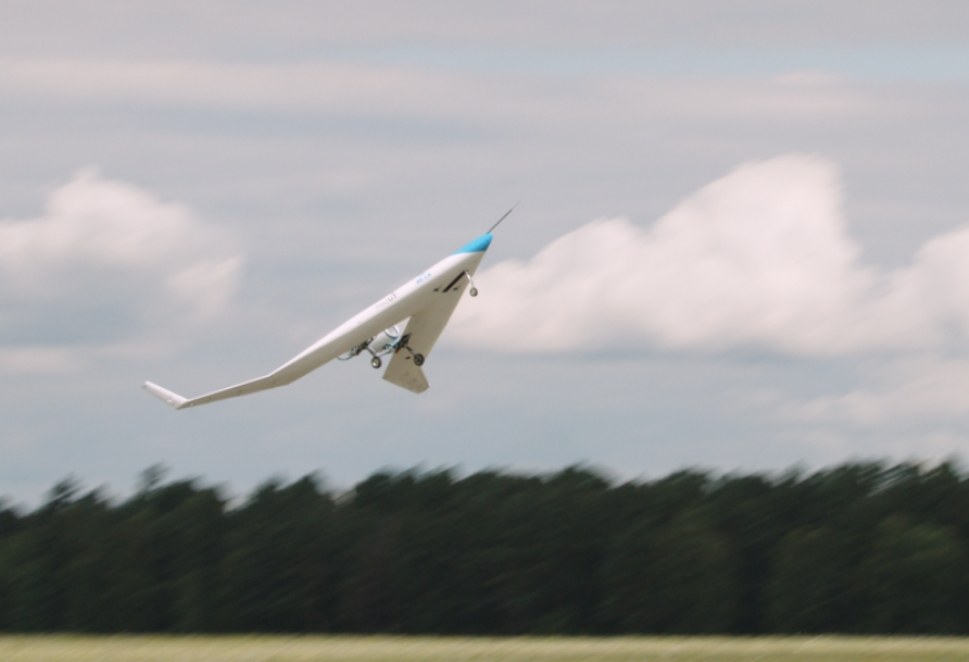 Scale model of the Flying-V takes off for its maiden flight (photo: Joep van Oppen)
