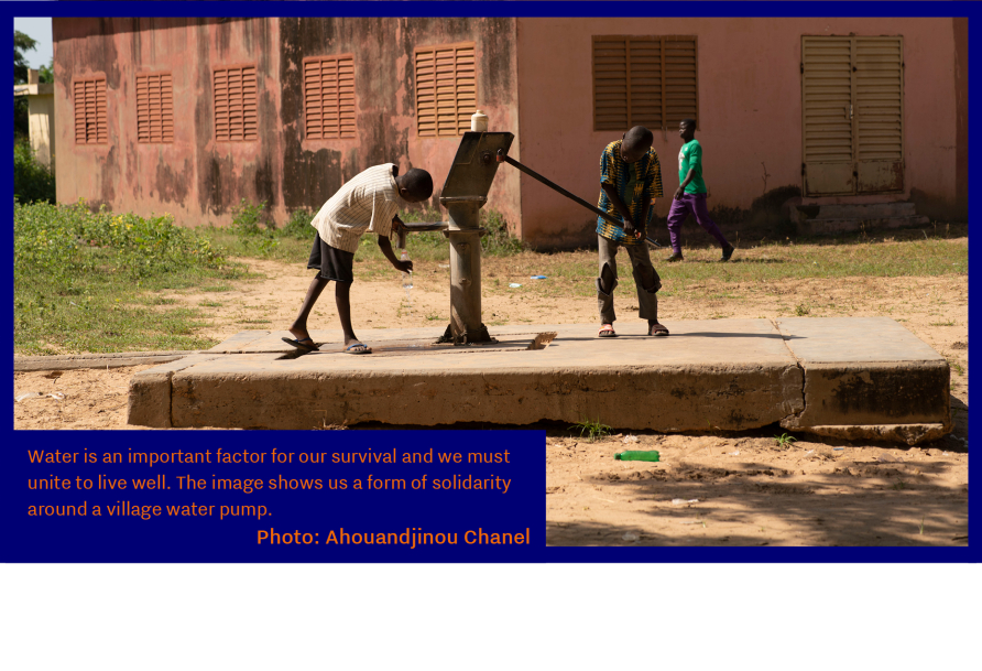 Water is an important factor for our survival. To live well we must unite. The image shows us a form of solidarity around a village water pump. Photo: Ahouandjinou Chanel